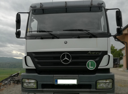 prednja stran tovornega vozila MERCEDES BENZ AXOR 2533 L 6X2