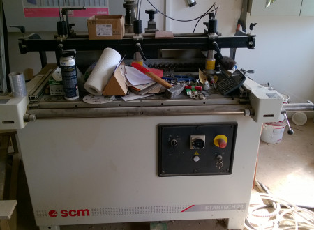 prednja stran lesnoobdelovalnega stroja "MOZNIČARKA" SCM, model STARTECH 29