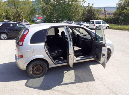 desna stran (z odprtimi prednjimi in zadnjimi vrati) osebnega vozila OPEL MERIVA 1.6 16V