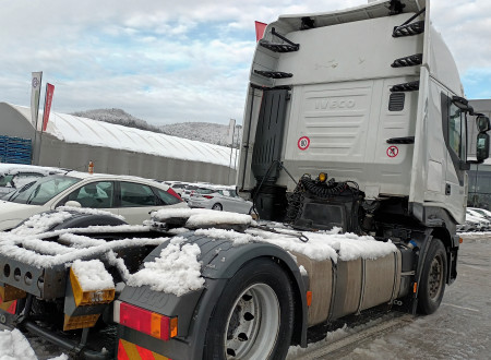 zadnja desna stran vlačilca IVECO STRALIS AS 440S50T/P/3800
