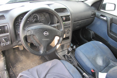 prednji notranji del (sedeža, menjalnik, volan)
