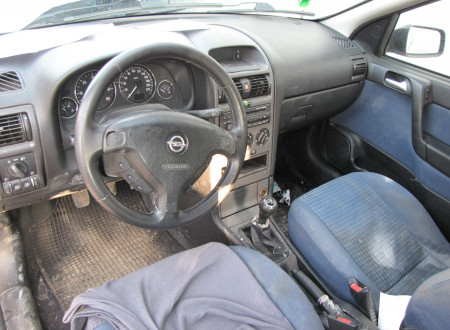 prednji notranji del (sedeža, menjalnik, volan)