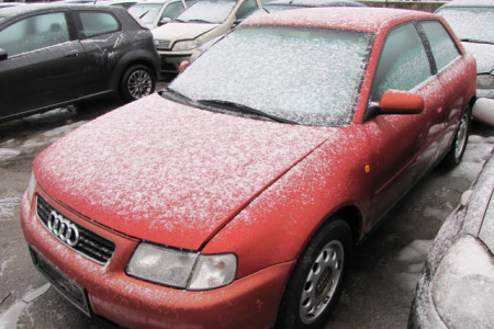 prednja leva stran osebnega vozila AUDI A3 1.8