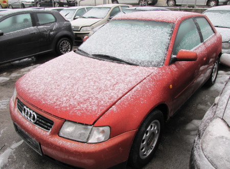 prednja leva stran osebnega vozila AUDI A3 1.8