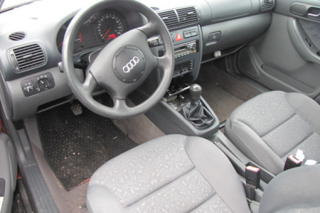 notranjost (armaturna plošča) osebnega vozila AUDI A3 1.8