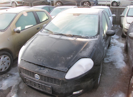 prednja stran osebnega vozila FIAT GRANDE PUNTO 1.4