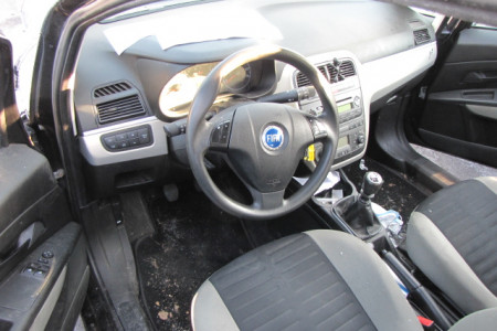 notranjost (armaturna plošča) osebnega vozila FIAT GRANDE PUNTO 1.4