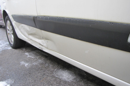 poškodba na desni strani (prednja in zadnja vrata ter prag) osebnega vozila RENAULT ESPACE 2.0 DCI