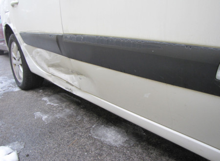 poškodba na desni strani (prednja in zadnja vrata ter prag) osebnega vozila RENAULT ESPACE 2.0 DCI