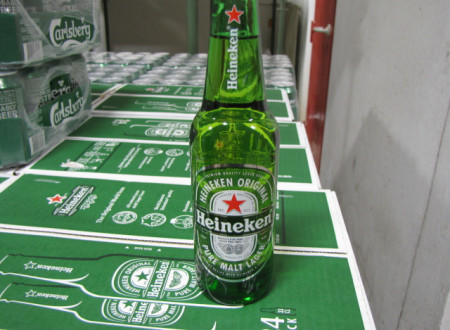 prednja stran steklenice piva HEINEKEN (0,33 l)