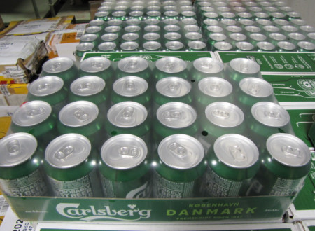 pakirana embalaža s štiriindvajsetimi pločevinkami piva CARLSBERG (0,33 l)