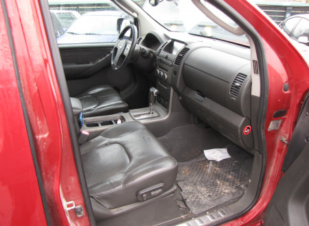 notranjost (prednji sedeži) tovornega vozila NISSAN NAVARA 2.5 DCI 4X4 AUT.