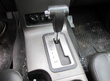 notranjost (menjalna ročica) tovornega vozila NISSAN NAVARA 2.5 DCI 4X4 AUT.