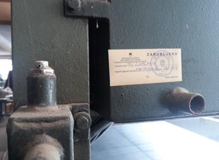 nalepka, ki označuje da je robilni stroj FRAVOL zarubljen