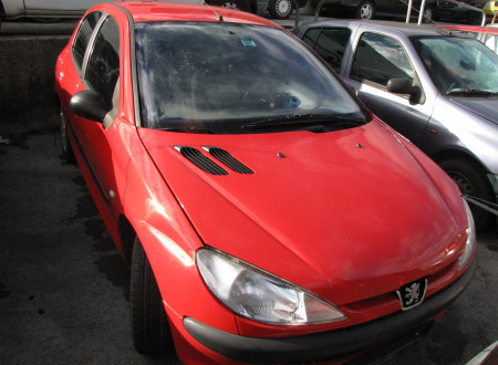 prednja desna stran osebnega vozila PEUGEOT 206 1.4