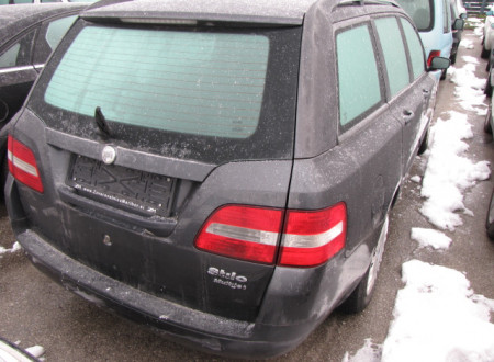 zadnja desna stran osebnega vozila FIAT STILO MW 1.9