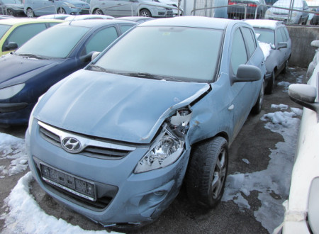 poškodbe na prednji levi strani osebnega vozila HYUNDAI i 20 1.2, poškodovan prednji levi žaromet, poškodbe vpetja prednjega levega kolesa, prednji levi blatnik, pokrov motorja, prednji odbijač