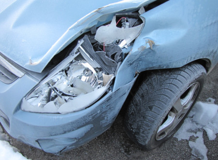 poškodbe prednjega levega žarometa osebnega vozila HYUNDAI i 20 1.2 