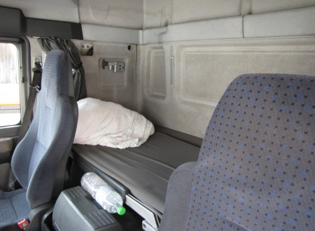 notranjost (prednja sedeža in ležišče) rabljenega vlečnega vozila MAN H13 TGA 18.430 4x2 LLS-U