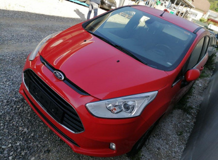 prednja stran osebnega vozila FORD B-MAX 1.6