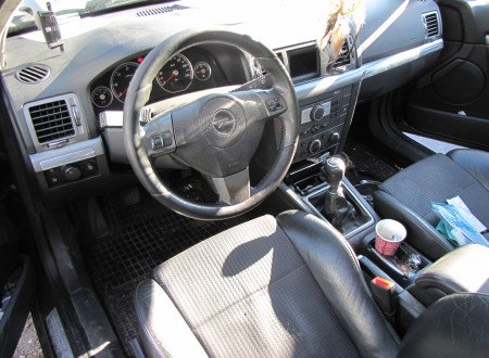 Prednji notranji del (volan, prednji sedeži, menjalnik)