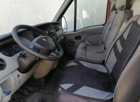 prednji notranji del (prednja sedeža, volan)