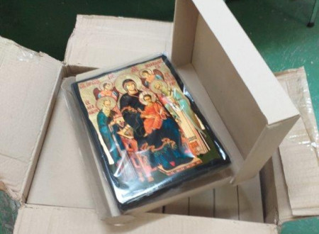 lesena ikona z versko podobo, motivom v (odprti) kartonski embalaži