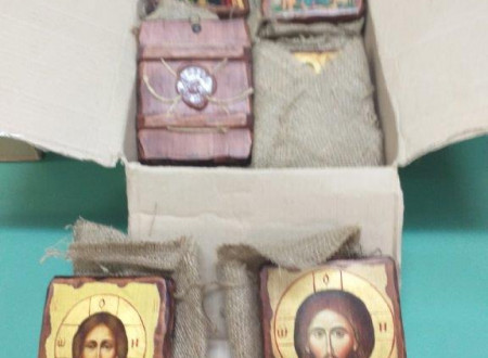 lesene ikone različnih velikosti z različnimi verskimi podobami, motivi