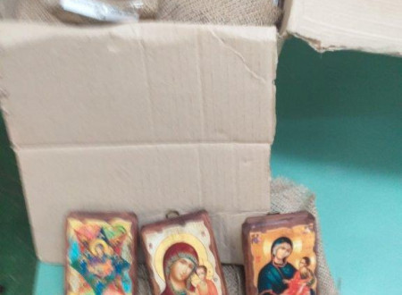 lesene ikone različnih velikosti z različnimi verskimi podobami, motivi