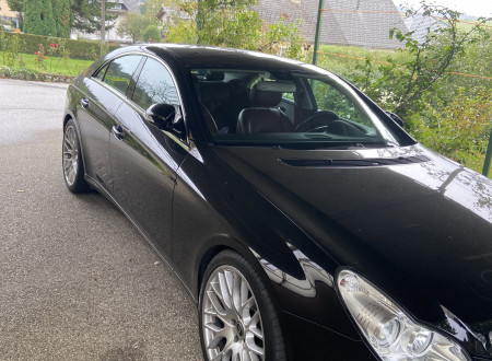 prednja desna stran osebnega vozila MERCEDES BENZ CLS 500 AUT