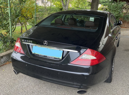 zadnja stran osebnega vozila MERCEDES BENZ CLS 500 AUT