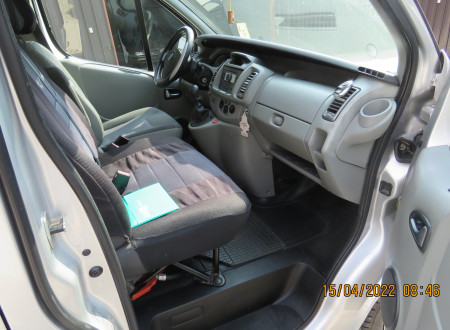 notranjost (armaturna plošča in prednja sedeža) vozila MV Opel Vivaro/2.0/DT
