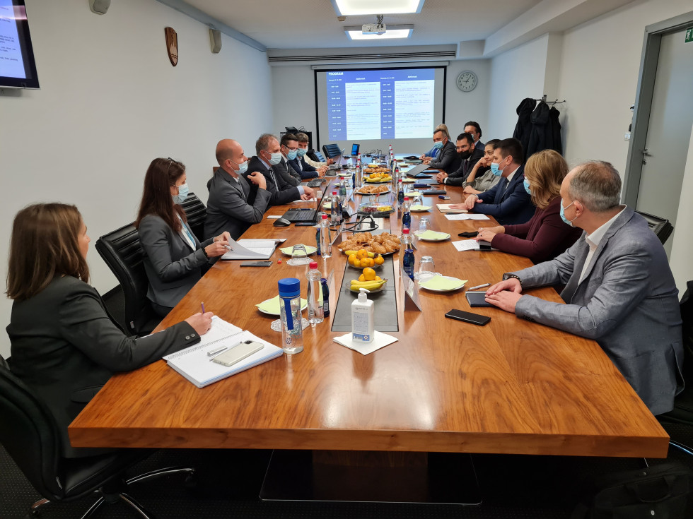 sestanek 14 predstavnikov Finančne uprave RS in srbske davčne uprave. Udeleženci srečanja sedijo za veliko delovno mizo.