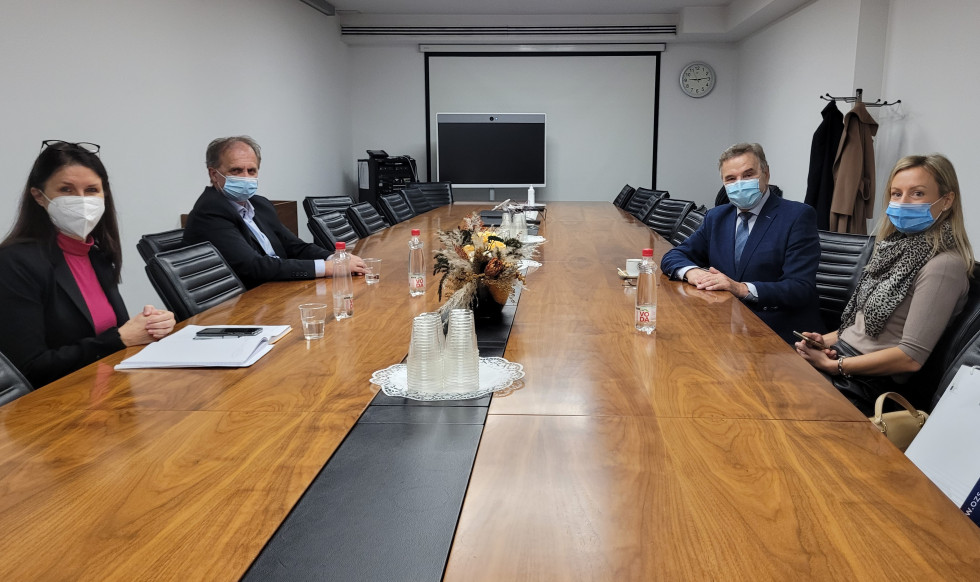 Za mizo v sejni sobi sedita Predstavnika FURS Ivan Simič in Irena Verčič ter predstavnika OZS Branko meh in Mira Črešnar