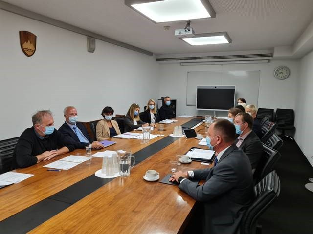 Fotografija sestanka v dvorani, v kateri je 12 uslužbencev FURS in KPK