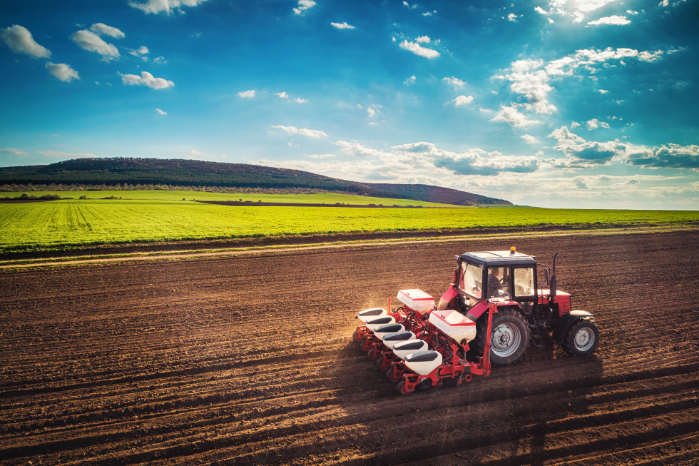 Simbolična fotografija: traktor orje njivo