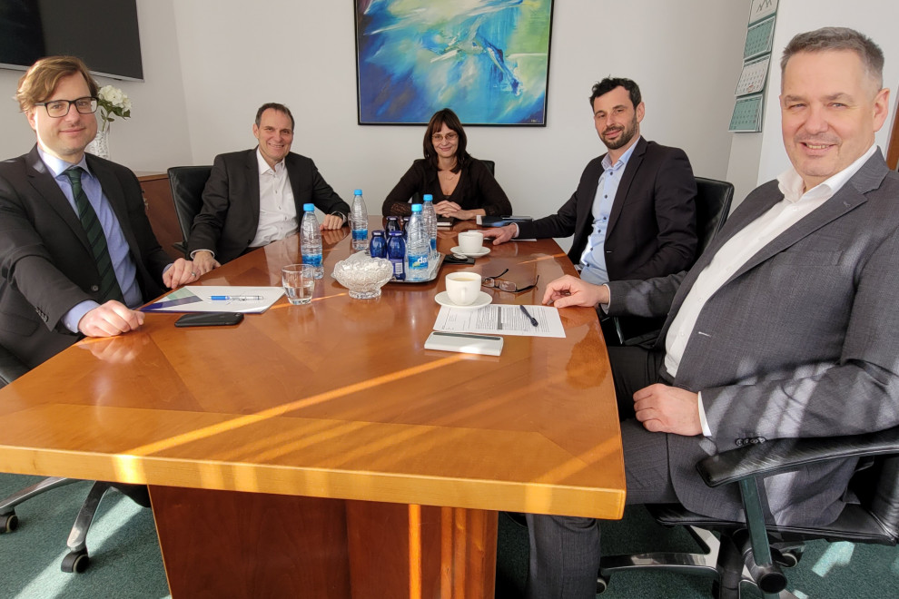 Generalni direktor FURS Peter Grum, njegov namestnik Peter Jenko in vodja službe generalnega direktorja Barbara Martina Zgonik z gosti, generalnim direktorjem ZPIZ Marjanom Papežem in dr. Andražem Rangusom.