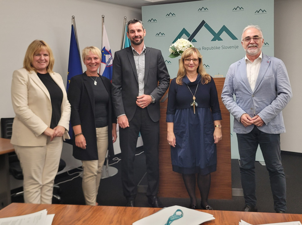 Skupinska fotografije štirih predstavnikov Zbornice računovodskih servisov Slovenije in generalnega direktorja Finančne uprave