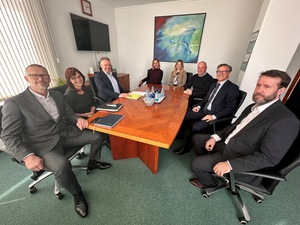 Predstavniki Obalne samoupravne skupnosti italijanske narodnosti in Finančne uprave sedijo za mizo v pisarni