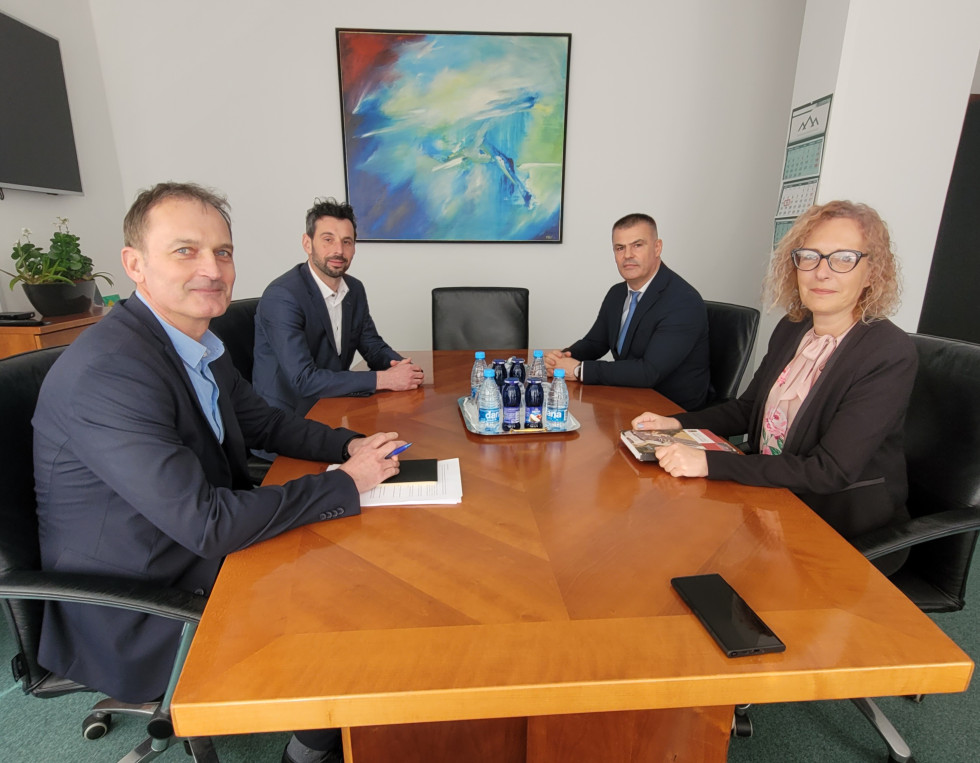 Dva predstavnika Finančne uprave in dva predstavnika carinske uprave Črne gore sedijo za mizo v pisarni.