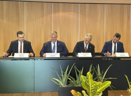 Štirje direktorji podpisujejo memorandum. 