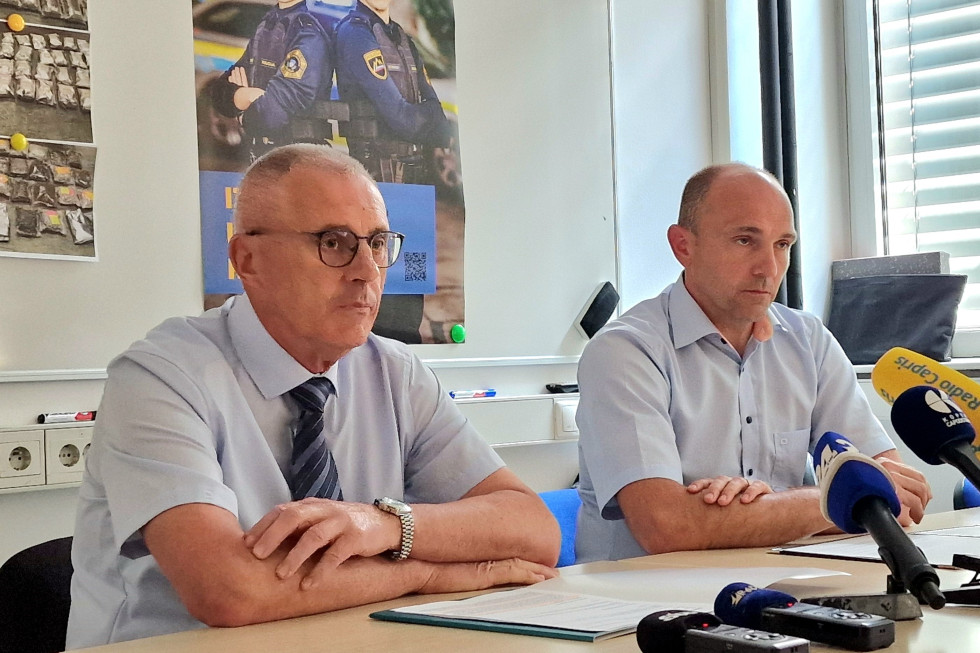 Z leve: Nedjan Jerman s Finančne uprave in Dejan Grandič s Policije