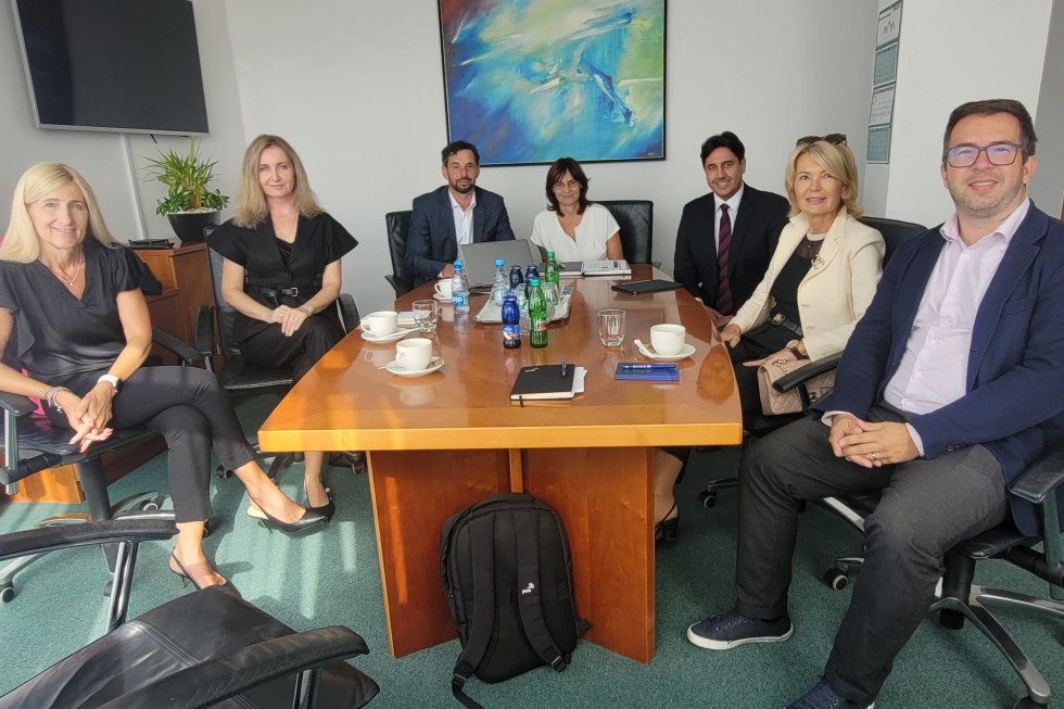 Za mizo v pisarni sedi 5 predstavnikov AmCham in 2 predstavnika Finančne uprave