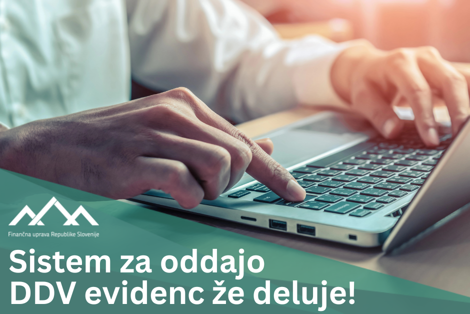 Roke, ki tipkajo po računalniku in napis: Sistem za oddajo evidenc DD že deluje. 