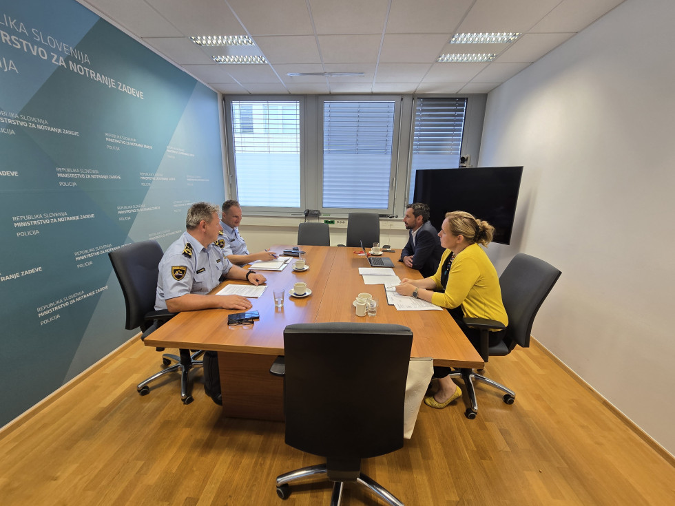 (z leve) v.d. generalnega direktorja Policije Damjan Petrič, namestnik generalnega direktorja Policije Igor Ciperle,  generalni direktor FURS Peter Grum, direktorica Uprave za nadzor Damjana Slapar Burkat