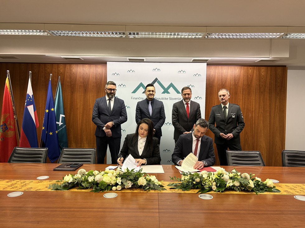 Sporazum sta podpisala generalni direktor Finančne uprave Republike Slovenije Peter Grum in vršilka dolžnosti direktorja Carinske uprave Črne gore Maja Vučinić.