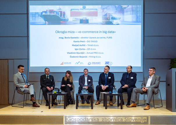 Govorniki na okrogli mizi na dogodku. 