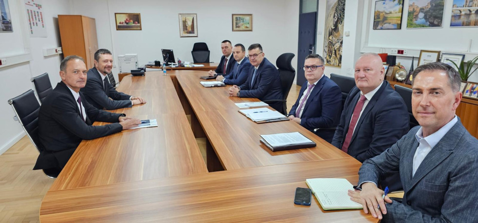 Predstavniki Finančna uprava Republike Slovenije, Carinska uprava Republike Hrvaške in Uprave za indirektno obdavčenje Bosne in Hercegovine sedijo za mizo.