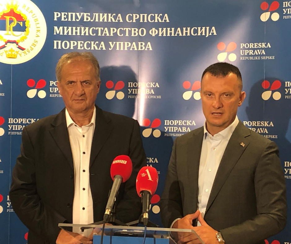 mag. Ivan Simič in dr. Goran Maričić za govorniškim pultom se fotografirata za medije