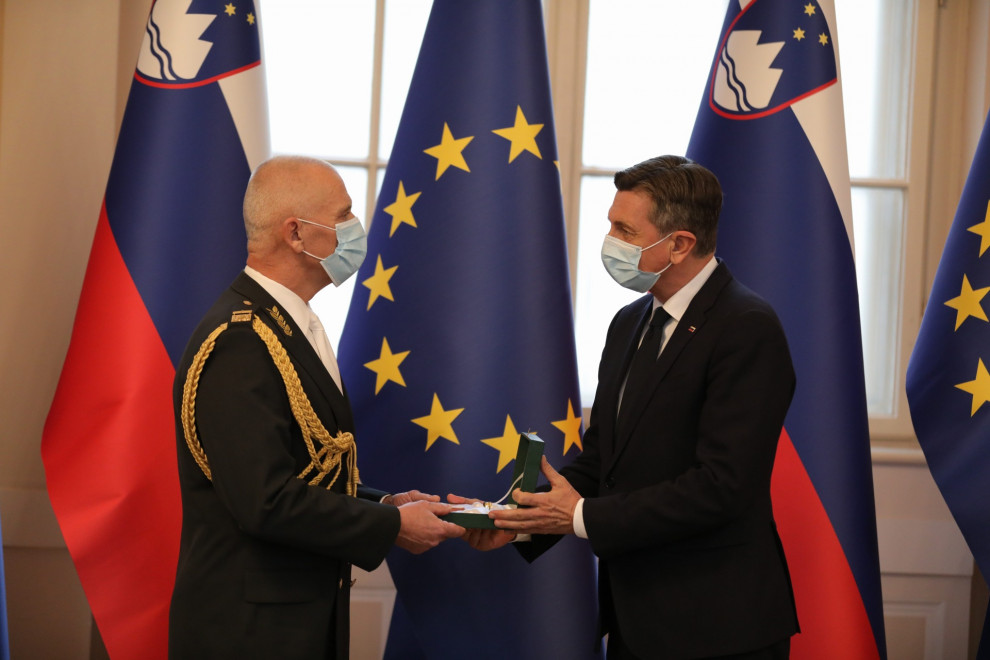Predsednik republike Borut Pahor podeljuje generalski prstan Generalmajor Robert Glavaš 
